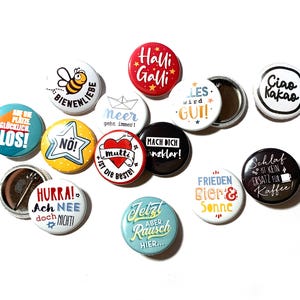 Boutons à épingle avec des dictons et des illustrations amusants