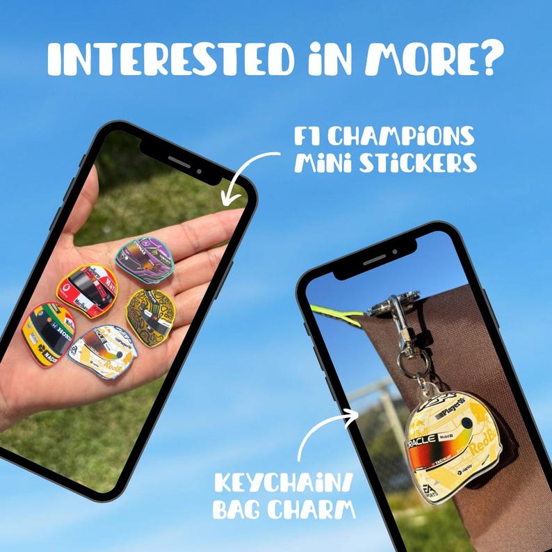 Pode incluir: Dois smartphones exibem produtos de corrida F1 contra um c&eacute;u azul. A tela esquerda mostra cinco mini adesivos de capacetes F1 em uma palma. A tela direita mostra um chaveiro ou pingente de bolsa de capacete F1 transparente em uma al&ccedil;a.