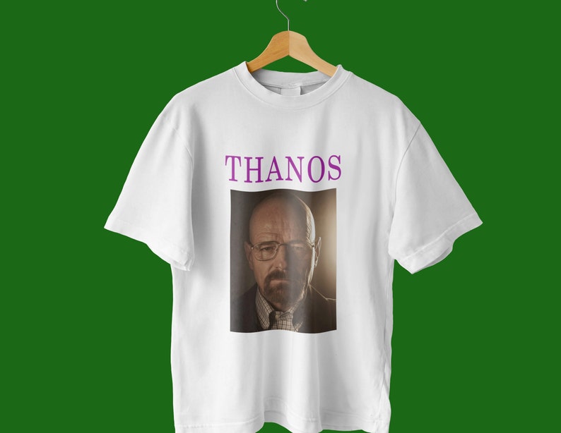 Op de afbeelding: Wit T-shirt met de tekst "THANOS" in paars en een foto van Walter White uit Breaking Bad.