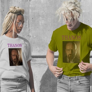Op de afbeelding: Twee mensen dragen witte en olijfgroene T-shirts met een afbeelding van Walter White uit Breaking Bad en het woord "THANOS" erop.