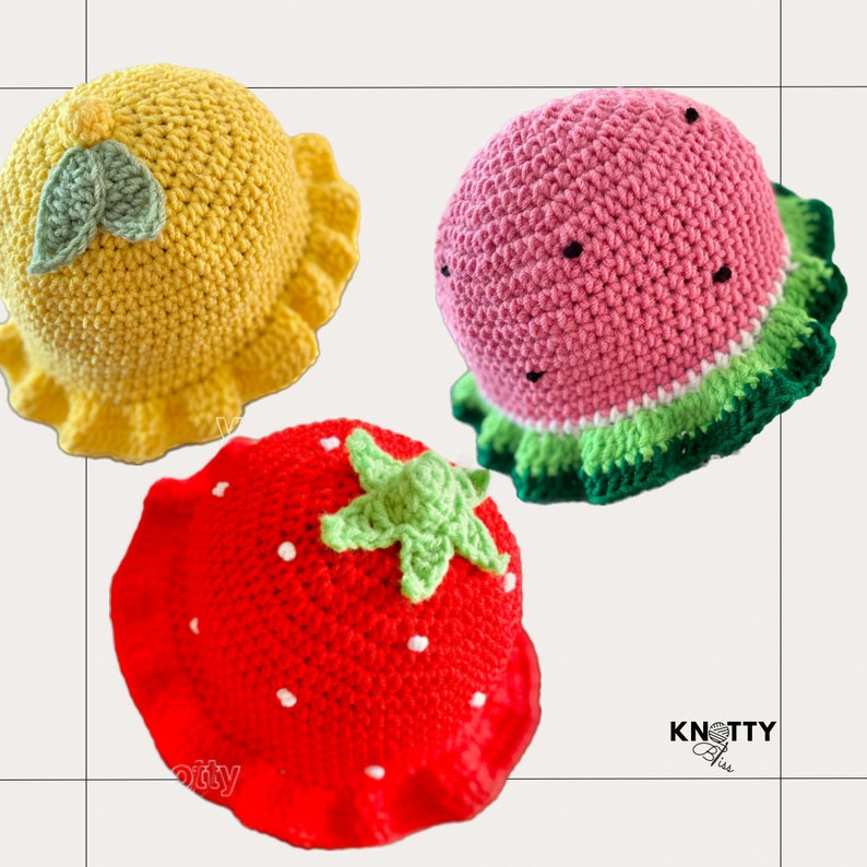 Pu&ograve; includere: Tre cappelli all'uncinetto a forma di frutta. Un cappello di limone giallo, un cappello di anguria rosa e un cappello di fragola rosso.