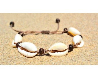 Pulsera veraniega para hombre o mujer  trenzada con conchas naturales estilo boho hippy coast surfero con cierre corredizo. ArtesaNoa