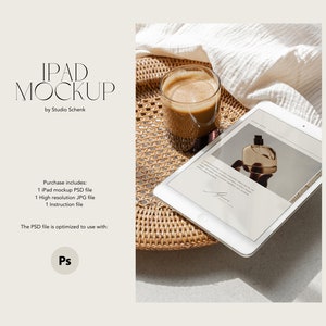 Op de afbeelding: Een witte iPad-mockup op een gevlochten dienblad met een kopje koffie en een witte doek. Het iPad-scherm toont een website met een foto van een fles parfum. De tekst op het scherm luidt "Nut Brown 6".