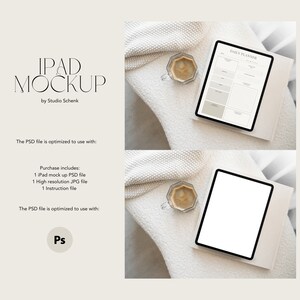 Peut inclure: Une maquette d'iPad blanche sur un fond blanc. L'iPad est posé sur une couverture blanche avec une tasse de café à côté. L'écran de l'iPad affiche un agenda quotidien avec le texte "DAILY PLANNER".