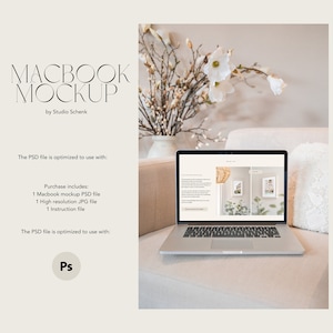 Peut inclure: Un ordinateur portable Macbook argenté avec un fond blanc à l'écran est posé sur un canapé beige clair. L'ordinateur portable est ouvert et l'écran affiche un site web avec un motif floral. Un bouquet de fleurs blanches est dans un vase derrière l'ordinateur portable.