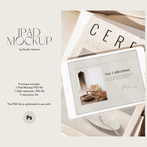 Op de afbeelding: Een iPad-mockup toont een website met de tekst 'New Collections'. De afbeelding bevat een tijdschrift, een bord en een vork. De tekst 'IPAD MOCKUP by Studio Schenk' is ook zichtbaar.