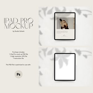 Op de afbeelding: Twee iPad Pro mockups op een witte achtergrond met schaduwen van bladeren. De iPad bovenaan heeft een website op het scherm. De iPad onderaan heeft een leeg wit scherm. De tekst "IPAD PRO MOCKUP" staat bovenaan de afbeelding. De tekst "by Studio Schenk" staat onder de tekst "IPAD PRO MOCKUP". De tekst "Minimalist 9" staat in de rechterbovenhoek van de afbeelding.