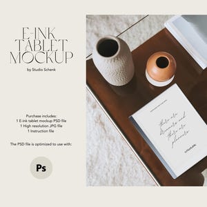 Puede incluir: Una maqueta de una tableta de tinta electrónica sobre una superficie de madera marrón con un jarrón de cerámica blanco y un jarrón de cerámica marrón. La tableta muestra una página con el texto "There are dreamers and there are planners." y la palabra "remarkable" en la parte inferior.