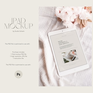 Op de afbeelding: Een witte iPad-mockup op een witte, textuurrijke stof met roze bloemen. Het iPad-scherm toont een website met de tekst "We're offering a new service."