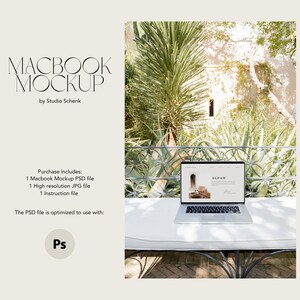 Könnte beinhalten: Ein silberner Laptop mit einem weißen Bildschirm, auf dem eine Website mit dem Text "Shop Now" angezeigt wird. Der Laptop steht auf einem weißen Tisch in einer Gartenumgebung mit grünen Pflanzen und einem Metallzaun im Hintergrund.