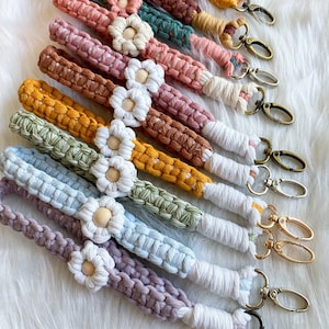 Macramé Daisy Flower Wristlet | Custom Macrame Wristlet | Secure Flower Wristlet