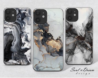 Op de afbeelding: Drie telefoonhoesjes met een marmerpatroon in grijstinten, wit en goud. De hoesjes hebben een transparante achtergrond en het marmerpatroon is aan de achterkant gedrukt.