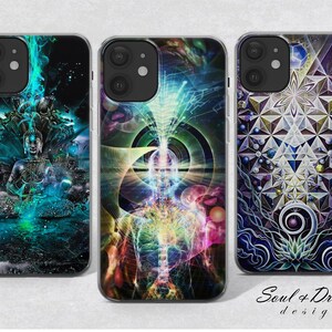 Può includere: Tre custodie per telefono con diversi design psichedelici. La prima custodia presenta un'immagine blu e verde di una figura che medita. La seconda custodia presenta un'immagine colorata di una figura umana con un'aura incandescente. La terza custodia presenta un'immagine in bianco e nero di uno schema geometrico. Tutte e tre le custodie hanno uno sfondo trasparente e un ritaglio della fotocamera nero.