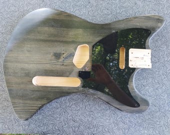 Cuerpo de guitarra estilo híbrido Lunar Lander/Telecaster con acabado nitro Pinecaster Nomoonlaser. Incluye golpeador.