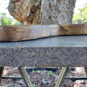 Puede incluir: Un cuerpo de guitarra el&eacute;ctrica de madera maciza con un acabado te&ntilde;ido en marr&oacute;n oscuro, que muestra un patr&oacute;n de veta de madera natural prominente. La pieza presenta un borde liso y contorneado con una superficie superior plana.
