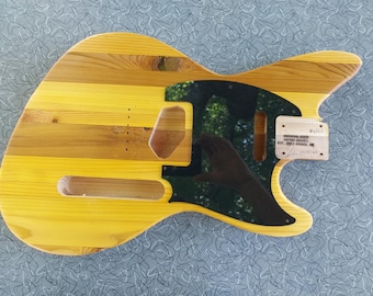 Cuerpo de guitarra estilo híbrido Jagstang/Telecaster con acabado nitrocelulósico, fabricado en cedro reciclado. Incluye golpeador Nomoonlaser.