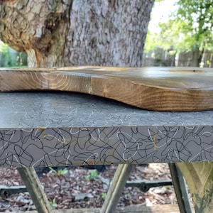 Puede incluir: Un cuerpo de guitarra el&eacute;ctrica de madera maciza con un acabado liso te&ntilde;ido de marr&oacute;n oscuro que muestra patrones naturales de veta de madera. El cuerpo presenta un borde contorneado y m&uacute;ltiples cavidades fresadas para componentes.