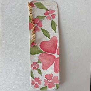 Marque-page peint à la main avec breloque fleur pendante : motif floral rose, marque-page original, cadeaux pour les lecteurs