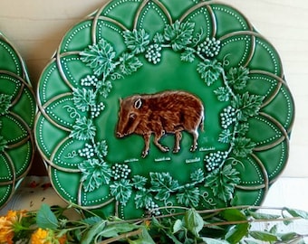 Bordallo Pinheiro majolica green plate, from the Hunting edition. Boar in a vineyard ceramic. Cottage, country house wall decor or tableware