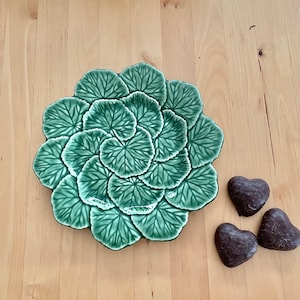 Keramik Kuchenteller &quot;&quot;Geranium&quot;&quot; von Bordallo Pinheiro.&quot; Portugisische Designer Majolika. Grünes Blattdesign, florales, naturbezogenes Geschirr