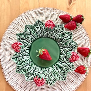 Plato de fresas de 25 cm de Bordallo Pinheiro. Cerámica con fresas silvestres en relieve. Decoración de mesas para casas de campo, de granja o de campo. Regalo para mamá