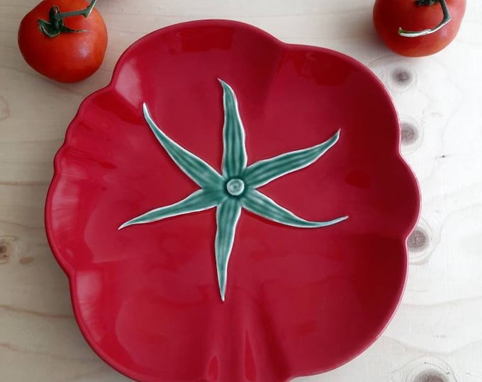 Assiette plate Bordallo Pinheiro à base de tomates, 23 cm de majolique en relief créée par le célèbre céramiste portugais. Décoration de campagne, de ferme, de maison de campagne