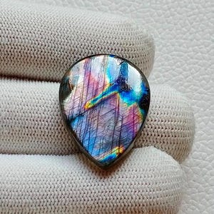美しくユニークなマルチパープルファイアラブラドライトカボション、ペンダントジュエリーメイキングストーン、28X21X5 mm 27カートハンドメイドジェムストーン