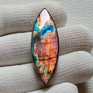 驚くほどユニークなマルチレアパープルファイアラブラドライトカボション、シルバーペンダントジュエリーメイキングストーン、50X17X6 mm 43カートルースジェムストーン