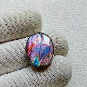 美しくユニークな希少な紫色のファイヤーラブラドライト宝石、ルース宝石、23X18X5 mm 21カートシルバーペンダントジュエリーメイキングストーン