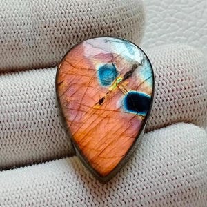 驚くほどユニークな希少なファイヤーラブラドライトカボションワイヤーラップジュエリーメイキングストーン、31X20X5 mm 33カートルースジェムストーン