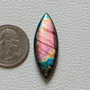 驚くほどユニークで珍しい紫色の派手なラブラドライト宝石カボション、37X14X6 mm 25カートペンダントジュエリーメイキングストーン