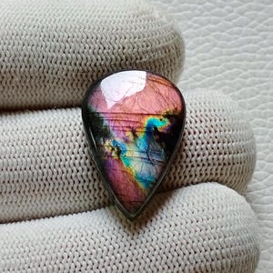 驚くほどユニークなマルチレアパープルファイアラブラドライト宝石カボション、26X17X5 mm 21カートペンダントジュエリーメイキングストーン