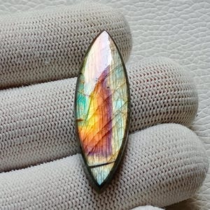 魅力的でユニークなマルチレア派手なラブラドライト宝石、トップポリッシュストーン、42X13X5 mm 25カートジュエリーメイキングストーン