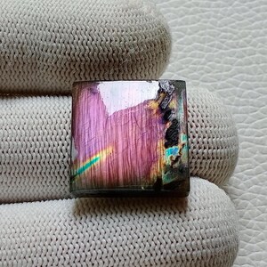AAA+++トップユニークレアパープル派手なラブラドライト宝石カボション、20X20X6 mm 29カートペンダントジュエリーメイキングストーン