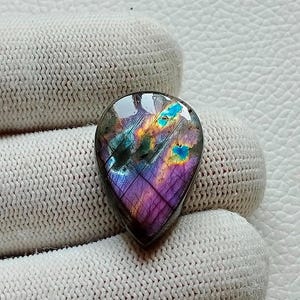 美しくユニークなマルチレアパープルファイアラブラドライトカボション、シルバーペンダントジュエリーメイキングストーン、26X17X6 mm 22カートハンドメイドストーン