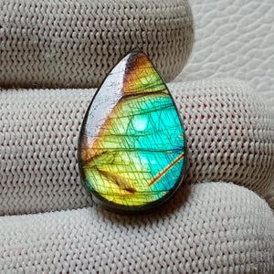 驚くほどユニークで希少な派手なラブラドライト宝石、トップポリッシュストーン、26X15X4 mm 15カートジュエリーメイキングストーン