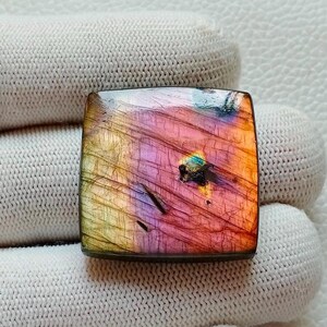 美しくユニークなマルチレアパープルファイアラブラドライトカボション、ルースジュエリーメイキングストーン、29X29X6 mm 67カートハンドメイドカボション