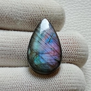 好感が持てるユニークな希少なパープルファイアラブラドライト宝石、トップポリッシュストーン、29X17X4 mm 21カートジュエリーメイキングストーン