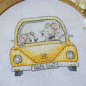 Könnte beinhalten: Rustikales Holzschild mit dem weißen Schriftzug "Welcome to our home". Das Schild hat eine Used-Optik und ein schlichtes, einladendes Design, perfekt für die Dekoration im Eingangsbereich.