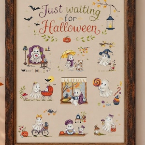 Könnte beinhalten: Ein gerahmtes Kreuzstichbild mit dem Text "Just waiting for Halloween", umgeben von neun kleinen Illustrationen von Geistern bei verschiedenen Aktivitäten wie Lesen, Radfahren und Teetrinken, auf einem cremefarbenen Hintergrund.