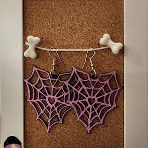 Brincos de teia de aranha com coração rosa