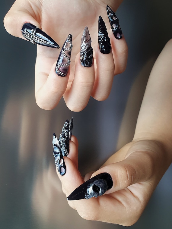 Amazon.com: Halloween Press on Nails Dark Gothic Fake Nails Medium Almond  False Nails with Horror Skull Design Full Cover Acrylic Nails Stick on Nails  Glossy Glue on Nails for Women Girls 24Pcs :