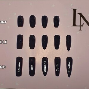 Op de afbeelding: Een display van donker marineblauwe opzetnagels in verschillende vormen en lengtes. De lengtes zijn gelabeld als kort, midden en lang. Nagelvormen zijn vierkant, ovaal, amandel, kist en stiletto. De afbeelding bevat ook de letters "LN".