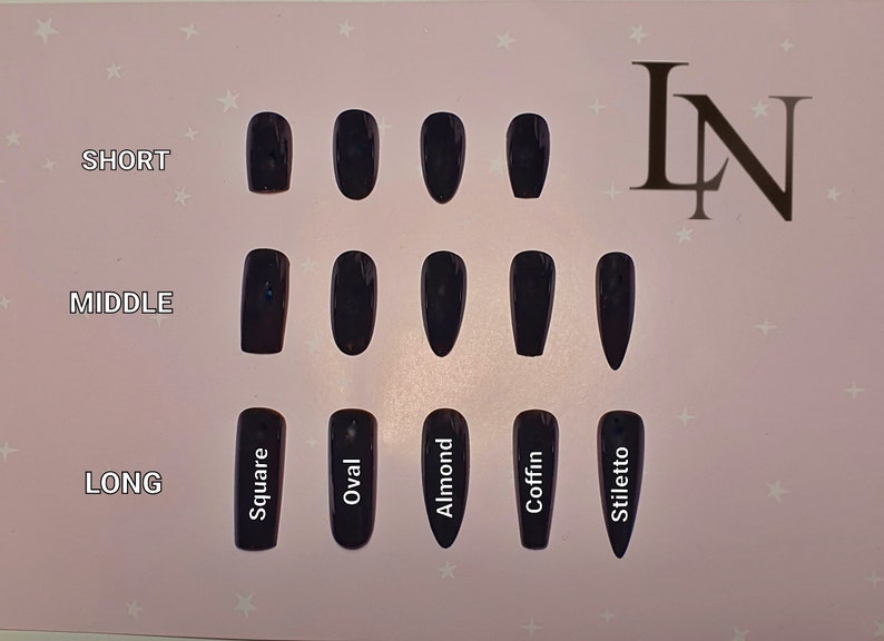 Op de afbeelding: Een display van donker marineblauwe opzetnagels in verschillende vormen en lengtes. De lengtes zijn gelabeld als kort, midden en lang. Nagelvormen zijn vierkant, ovaal, amandel, kist en stiletto. De afbeelding bevat ook de letters "LN".