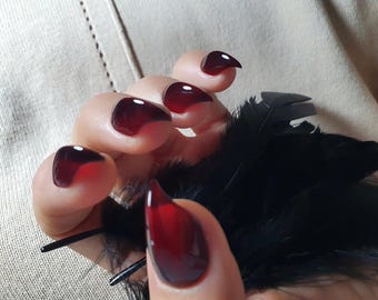 Rode heksenklauw druk op de nagels: korte vampierklauwen