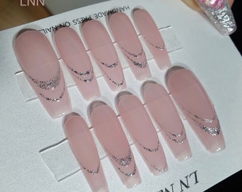 Roze glitterpers op de nagels: lange valse kistnagels