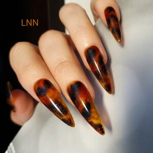 Handbemalte Bernstein Stiletto Press On Nägel: Lange Künstliche Nägel
