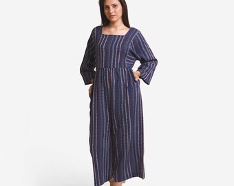 Puede incluir: Un mono a rayas azul y blanco con escote cuadrado y mangas 3/4. El mono tiene un corpiño ajustado y una falda fluida.