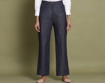 Puede incluir: Un par de pantalones vaqueros de pierna ancha de color azul oscuro con cintura alta y pierna recta.