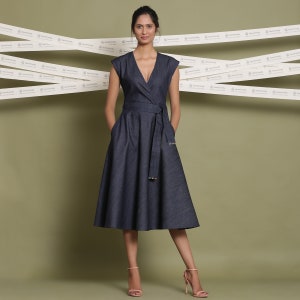 Blaues Baumwoll-Denim-Midikleid, Tropfenschulterärmelkleid, anpassbares Kleid mit Taschen, Kleid mit V-Ausschnitt, Übergröße, zierlich, groß etsw
